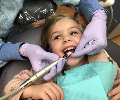 Przegląd zębów dziecka